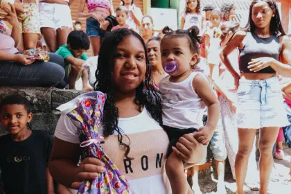 Voluntários entregando cestas na comunidade do Murão