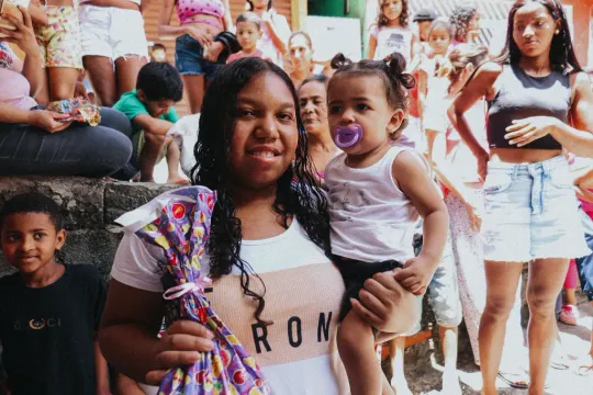 Voluntários entregando cestas na comunidade do Murão