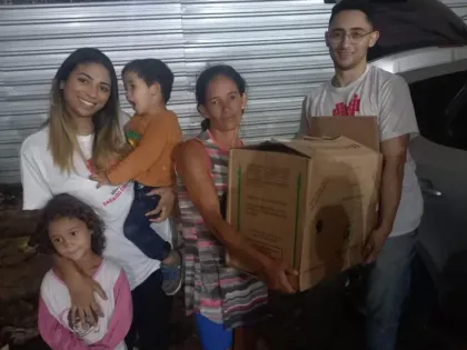 Cestas de alimento montadas para a entrega no Porto de Areia