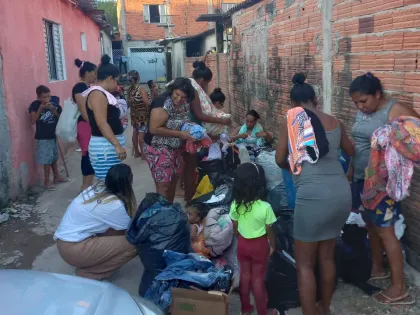 Roupas separadas para a entrega no Porto de Areia