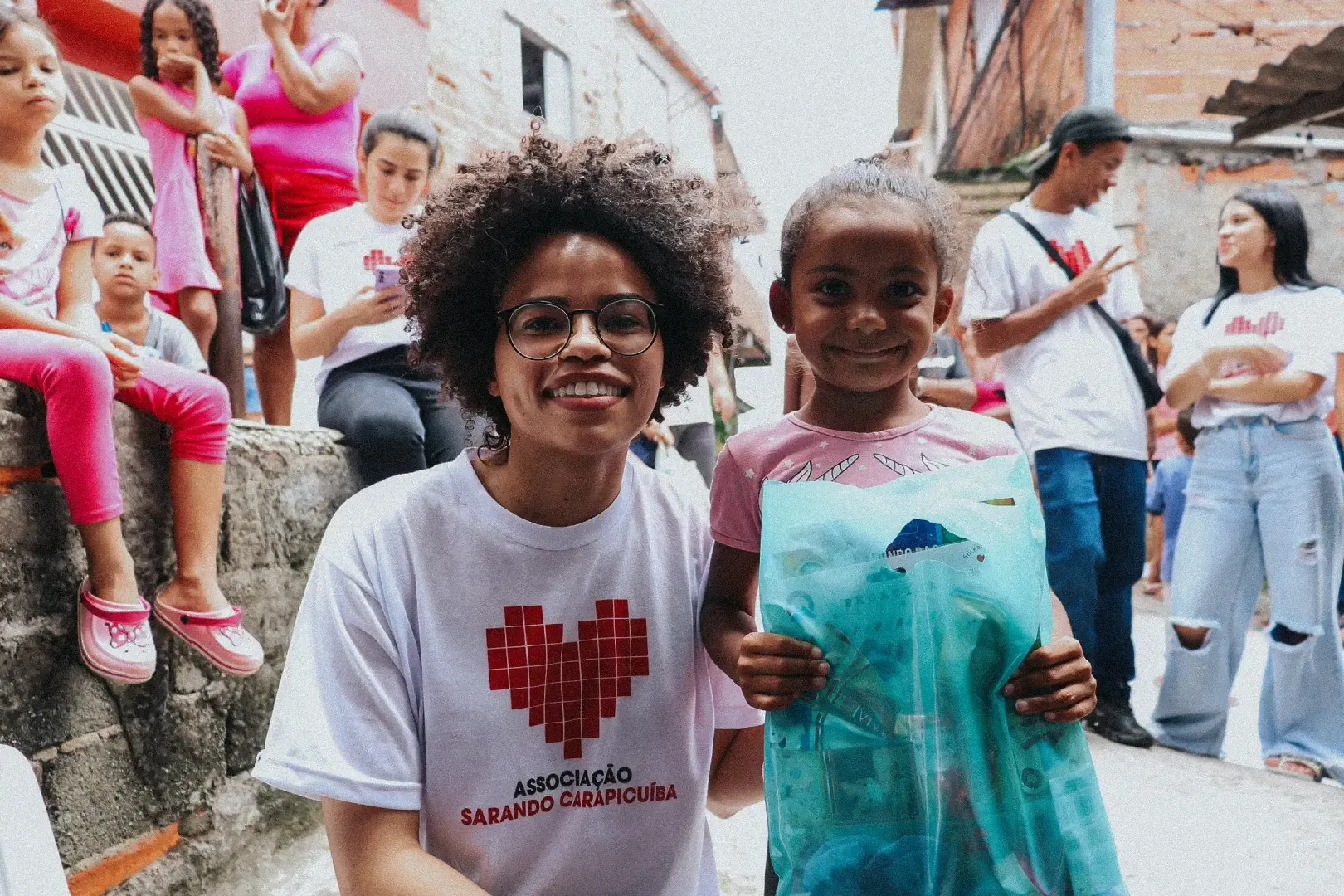 Voluntários da associação durante uma entrega em uma comunidade de Carapicuíba