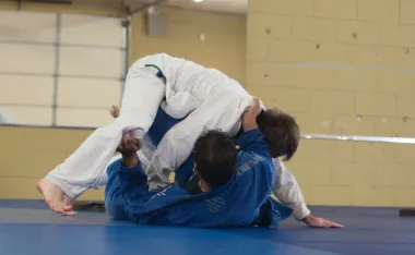 Treino de jiu-jítsu no tatame da associação
