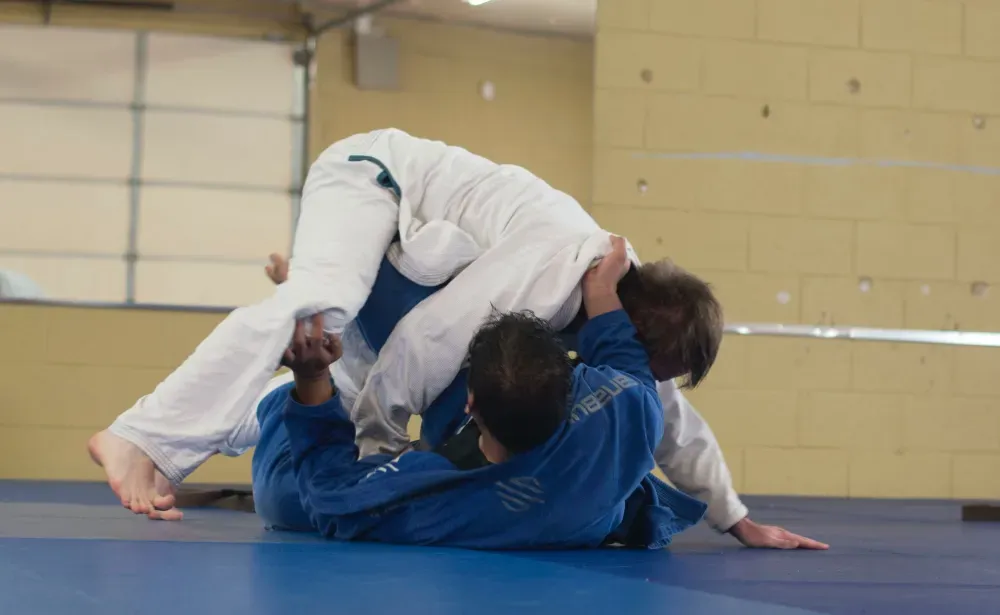 Treino de jiu-jítsu no tatame da associação